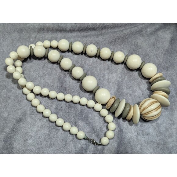 Vintage Cream And Grey Lucite Beaded Necklace - Picture 4 of 5